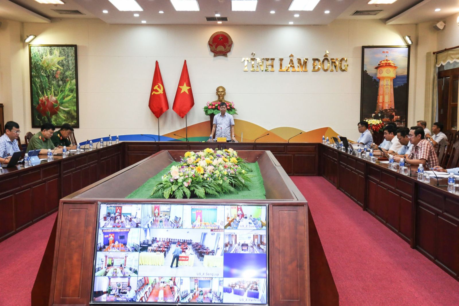 Quang cảnh cuộc họp