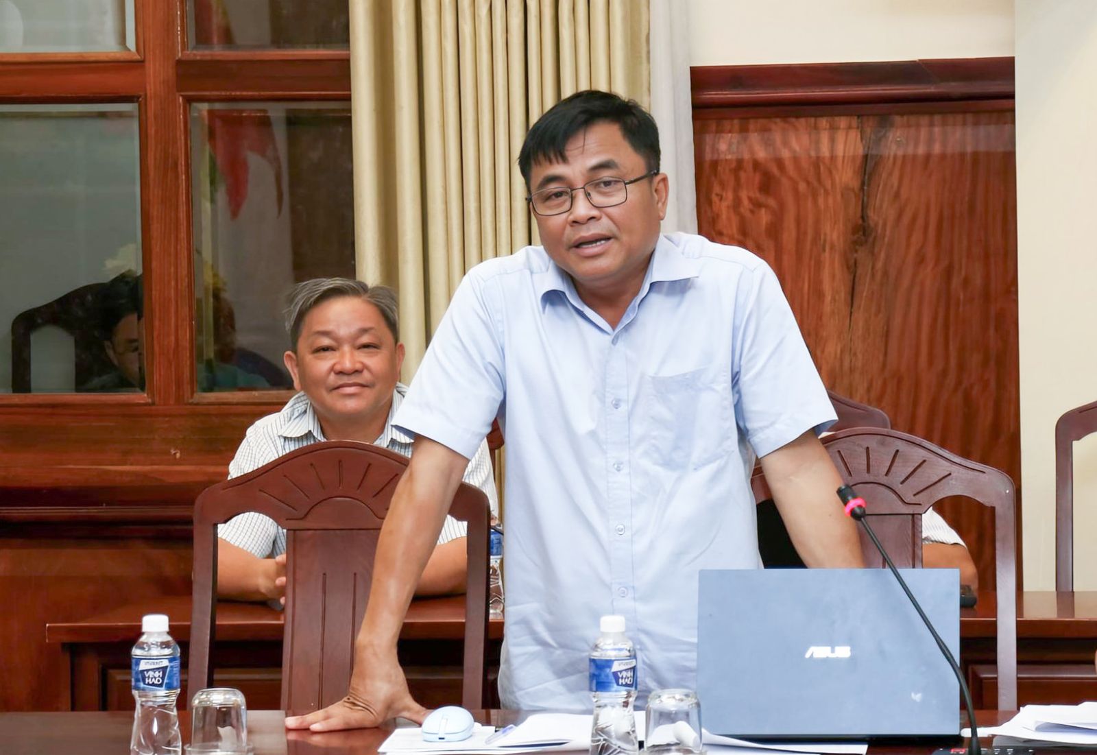 Ông Phan Dương Cường, Trưởng Ban Quản lý các khu công nghiệp tỉnh báo cáo tại cuộc họp