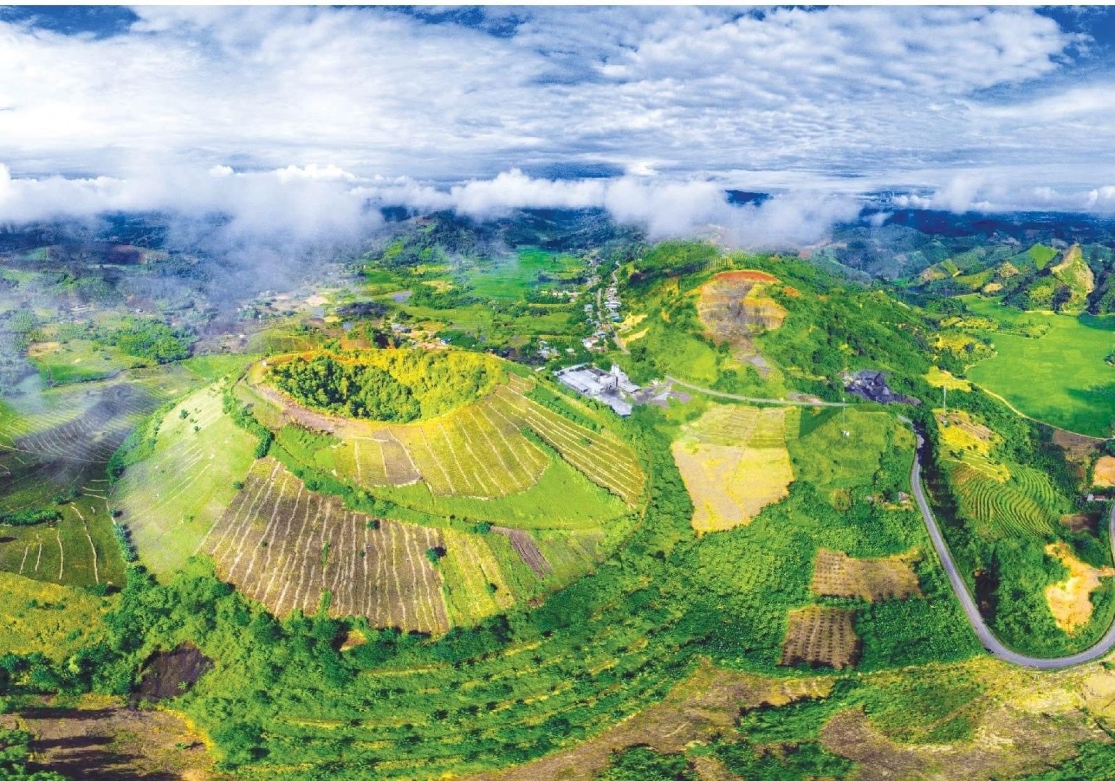 Núi lửa Nâm Kar ở xã Quảng Phú - một trong những di tích núi lửa tiêu biểu nằm trong Công viên Địa chất toàn cầu UNESCO Đắk Nông. Ảnh tư liệu