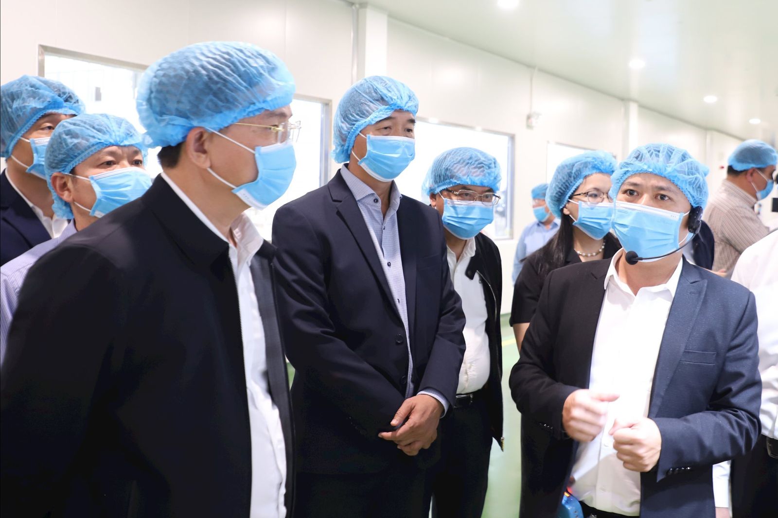 Ủy viên Ban Chấp hành Trung ương Đảng, Phó Bí thư Tỉnh ủy, Chủ tịch UBND tỉnh Hồ Văn Mười thực tế nắm bắt tình hình hoạt động sản xuất kinh doanh của doanh nghiệp. Ảnh: Nguyễn Lương