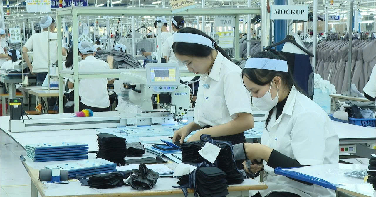 Doanh nghiệp Lâm Đồng sản xuất hàng may mặc phục vụ xuất khẩu. Ảnh: Lâm Khoa