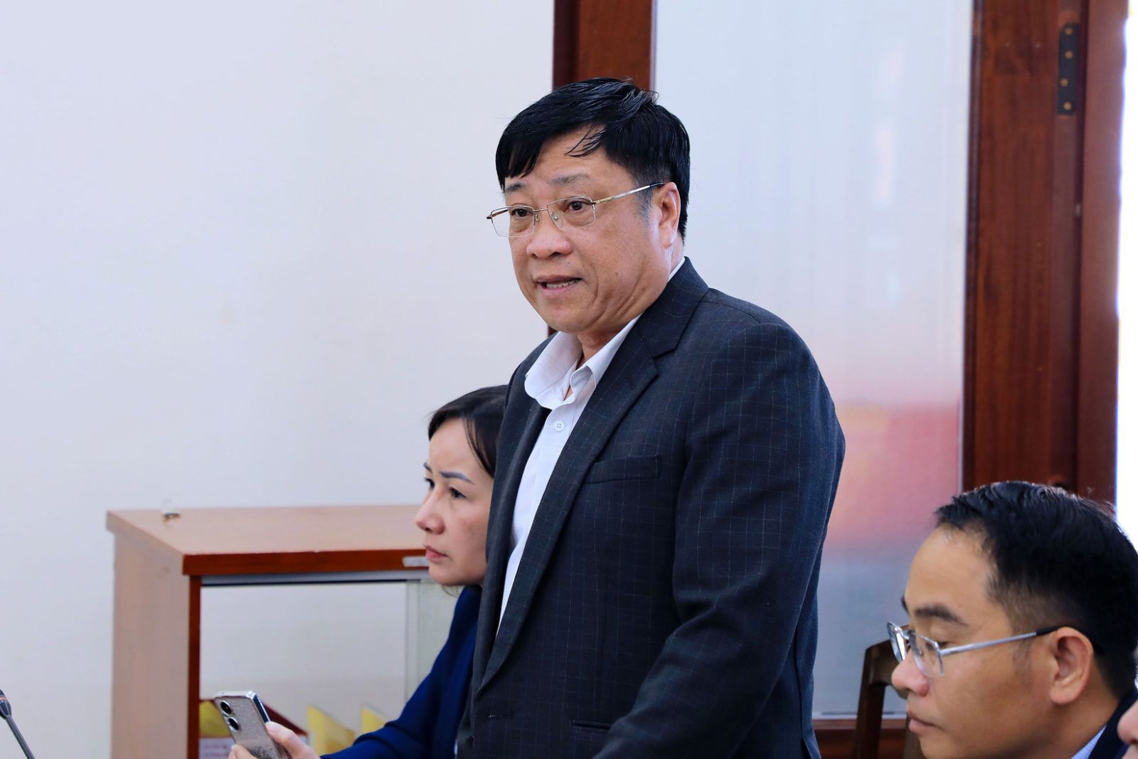 Lãnh đạo Văn phòng Đăng ký đất đai tỉnh Lâm Đồng giải thích về quy trình giải quyết thủ tục cấp đổi giấy chứng nhận quyền sử dụng đất