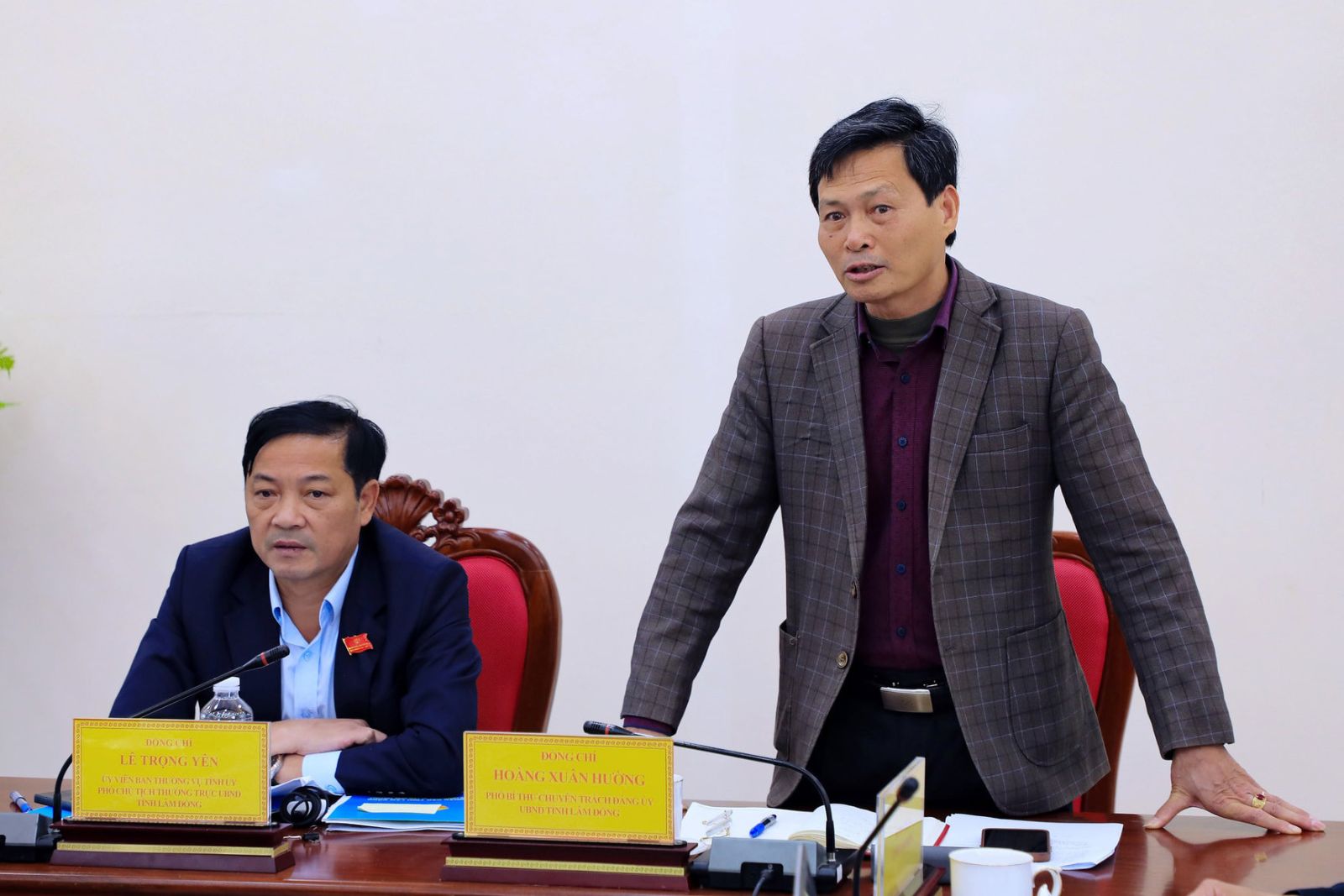 Phó Bí thư chuyên trách Đảng ủy UBND tỉnh Hoàng Xuân Hường trao đổi về việc tham gia sinh hoạt đảng của các đơn vị liên quan
