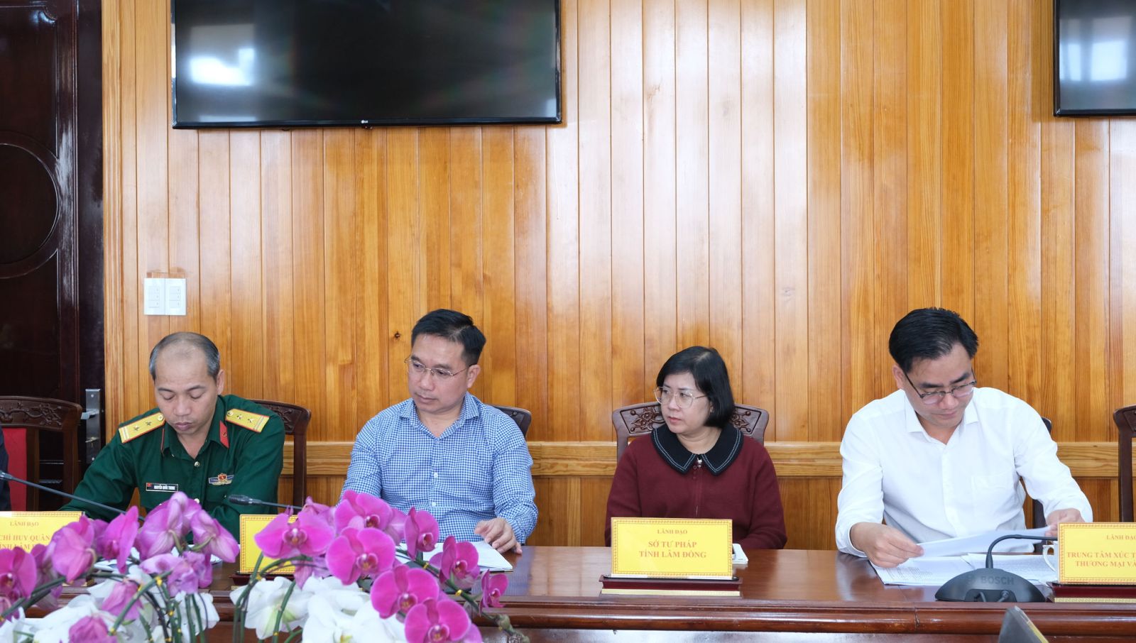 Lãnh đạo các sở, ngành dự buổi làm việc