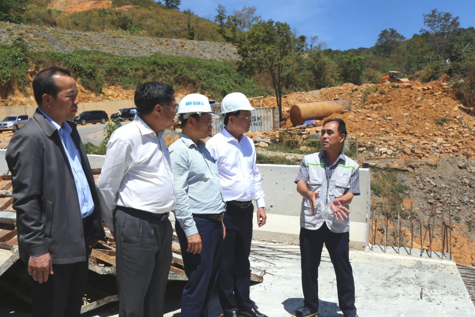 Chủ tịch UBND tỉnh Hồ Văn Mười nghe đơn vị thi công báo cáo tiến độ Dự án