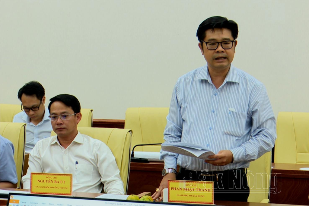 Giám đốc Sở Xây dựng, Phan Nhật Thanh đưa ra các phương án đầu tư xây dựng cải tạo, nâng cấp tuyến Quốc lộ 28 đoạn Gia Nghĩa – Đắk Som – Di Linh giao với Quốc lộ 20